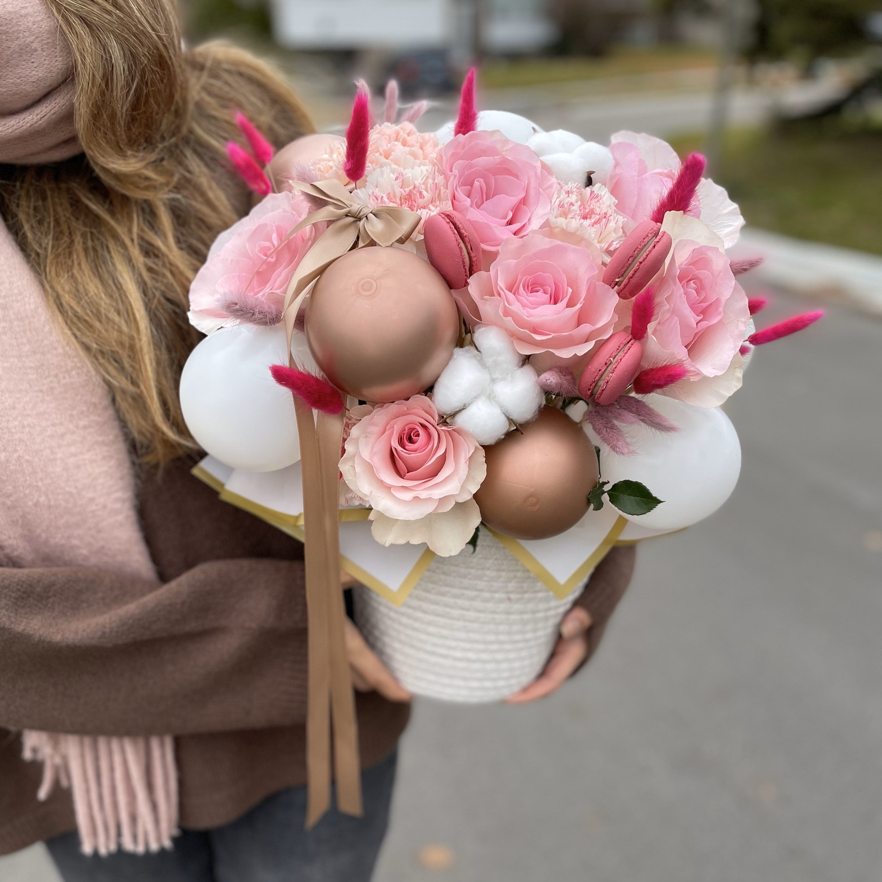 Balloon Macaroon Bloom